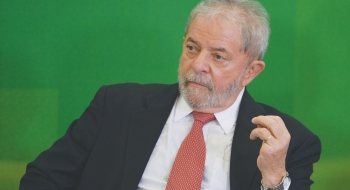 Lula é condenado a nove anos e meio de prisão por corrupção